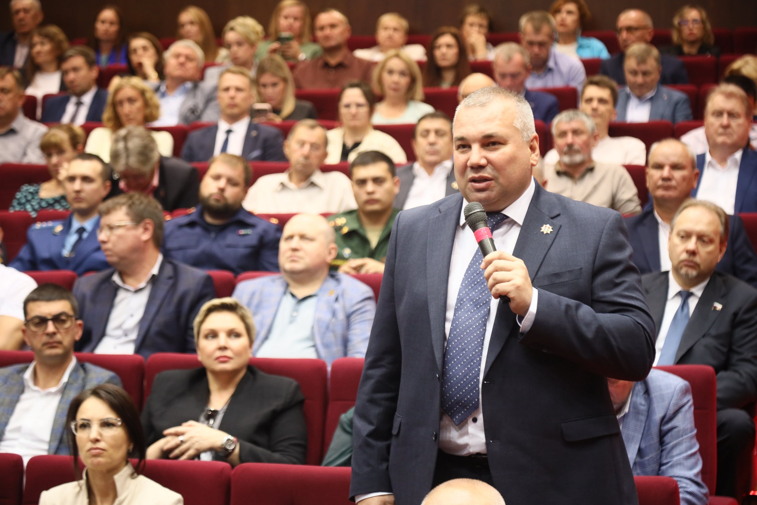 Глава Новокузнецка Денис Ильин выступил с отчётом о социально-экономическом развитии города и рассказал о планах в ключевых сферах